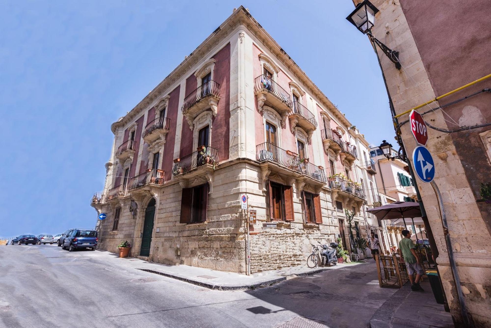 Palazzo Bozzanca Apartments By Wonderful Italy Syracuse Bagian luar foto